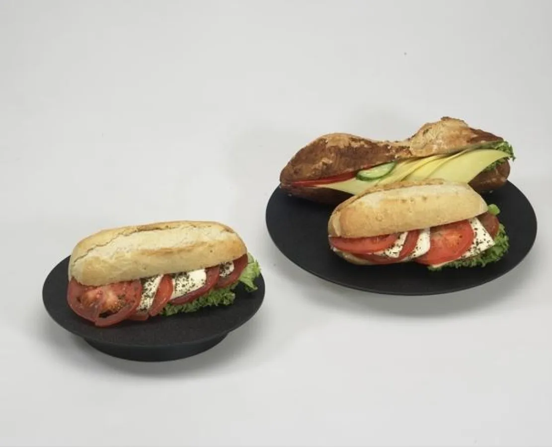 Neue Idee - ausgezeichnete Wirkung: Snacks appetitlich und frisch auf Tortenplatten der FMU GmbH