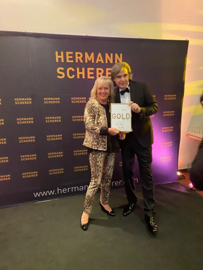 Karin Sams (links) holt sich mit ihrer Begeisterung den begehrten Excellence Award, verliehen von Sp