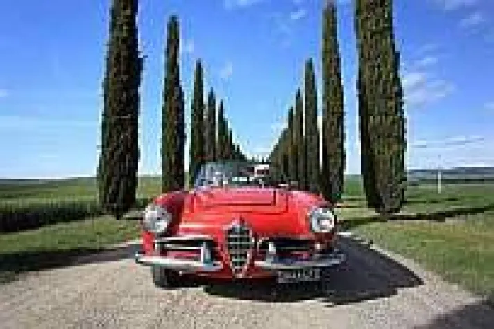 Freie Fahrt mit einem Oldtimer-Cabrio Bild: Freie Fahrt mit einem Oldtimer-Cabrio