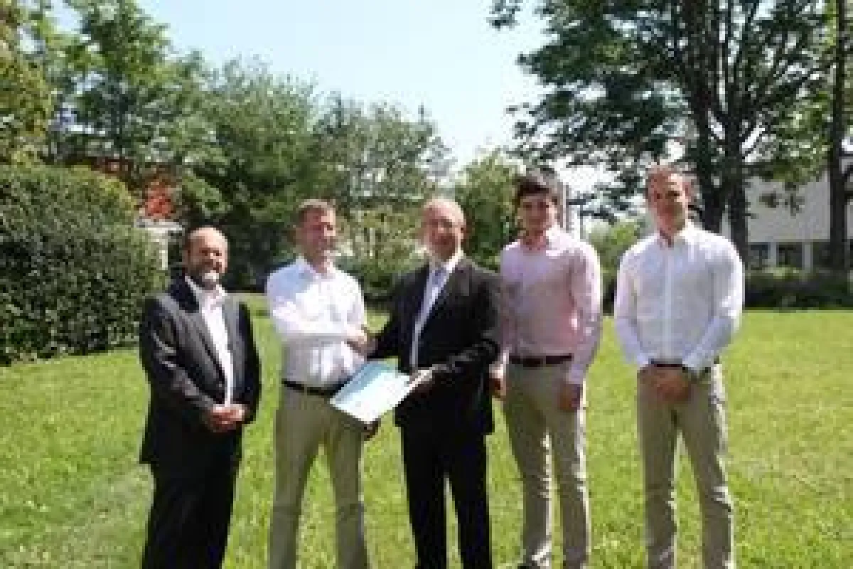 Prof. Dr. Stephan Seiter und ESB-Dekan Prof. Dr. O. Schneck freuen sich über die NMUN Auszeichnungen