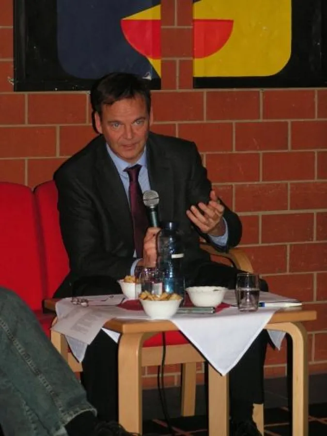 Frank Scherer, Landrat des Ortenaukreises, im Polit-Café des CJD Jugenddorfes Offenburg (Bild: wort.laut).