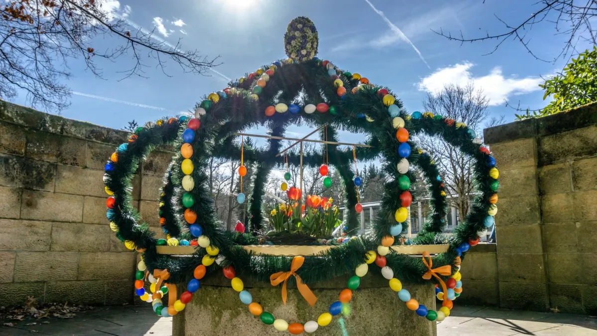 Der Osterbrunnen in den Königlichen Anlagen Bad Elsters