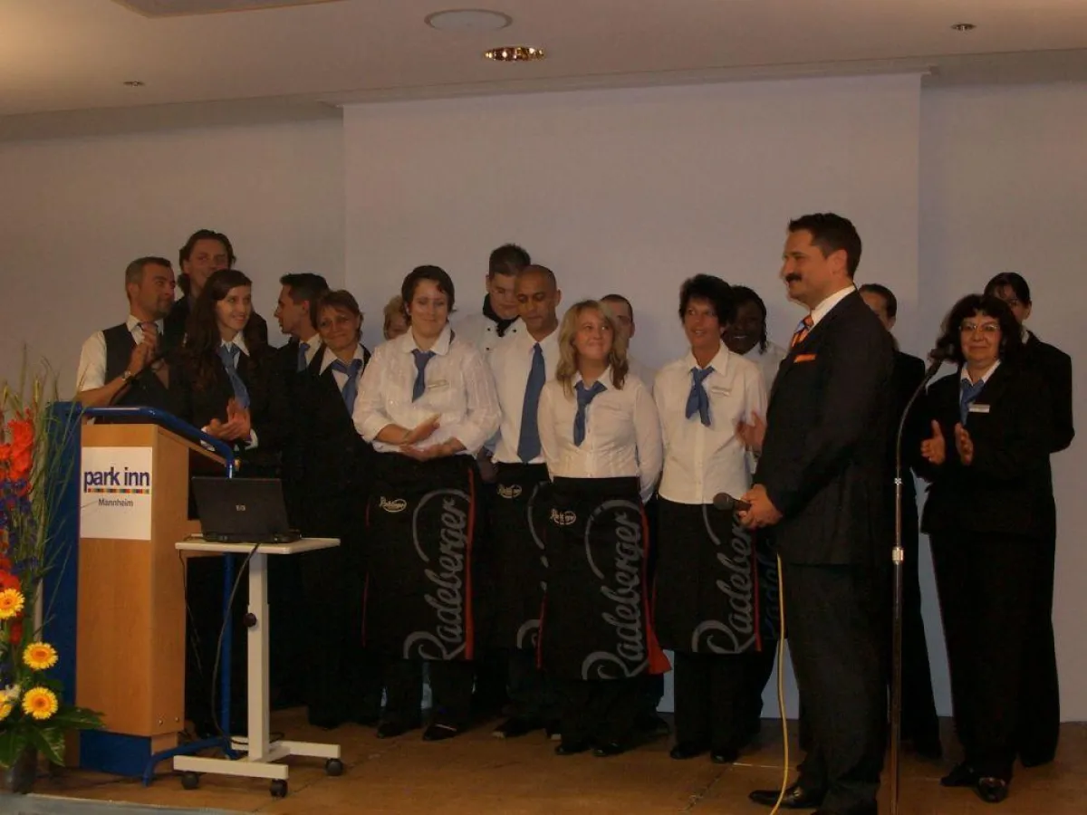 Das Team vom Park Inn Mannheim mit Achim Martin (rechts), Projektleiter Rhein/Main