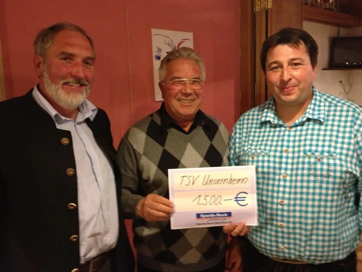 Tatkräftige Unterstützung erhält der TSV durch Stadtrat Wöhrl (li.) und Erich Menzel (mi.)