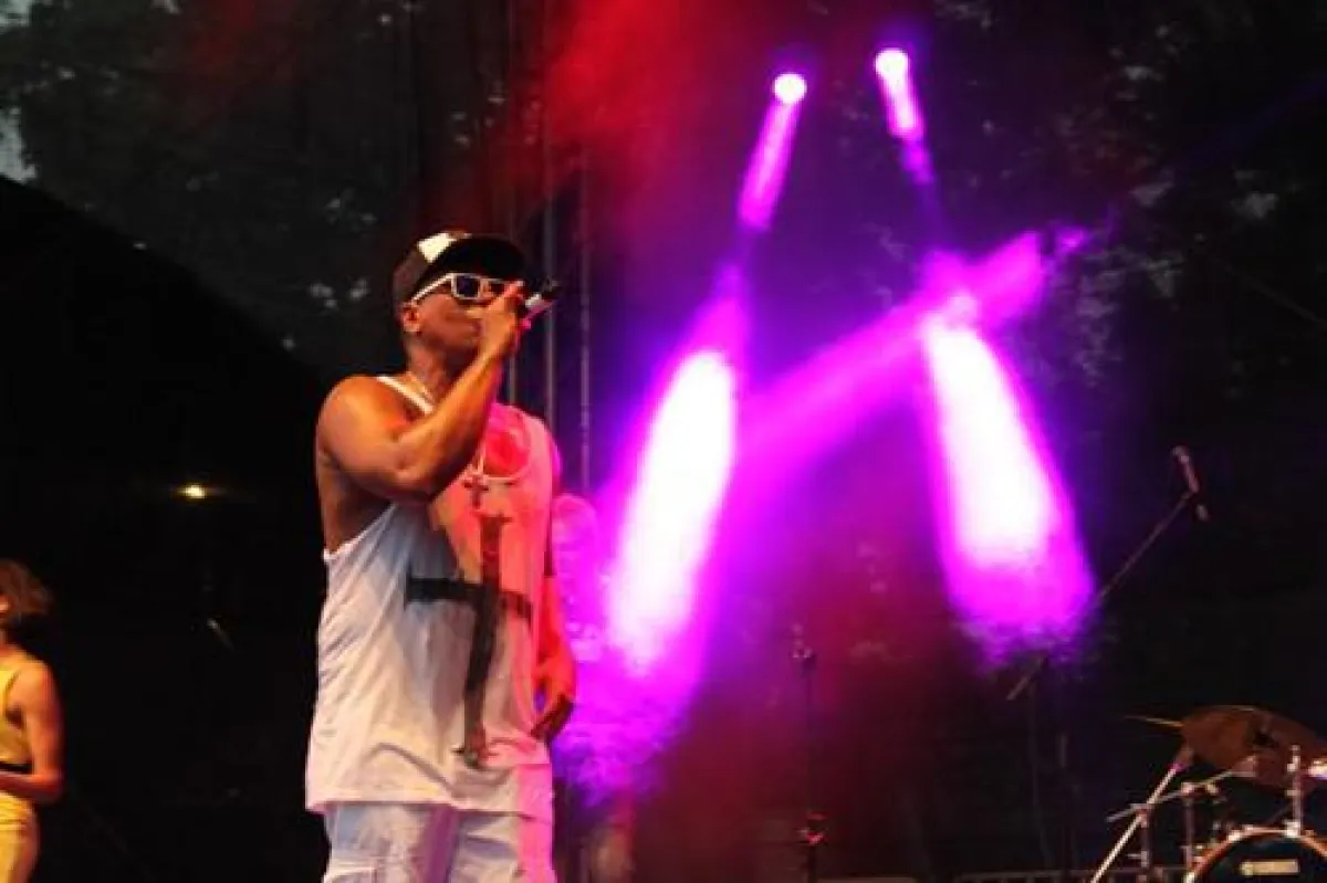 Musiker „2schneidig“ enagagiert sich „Against Racism“