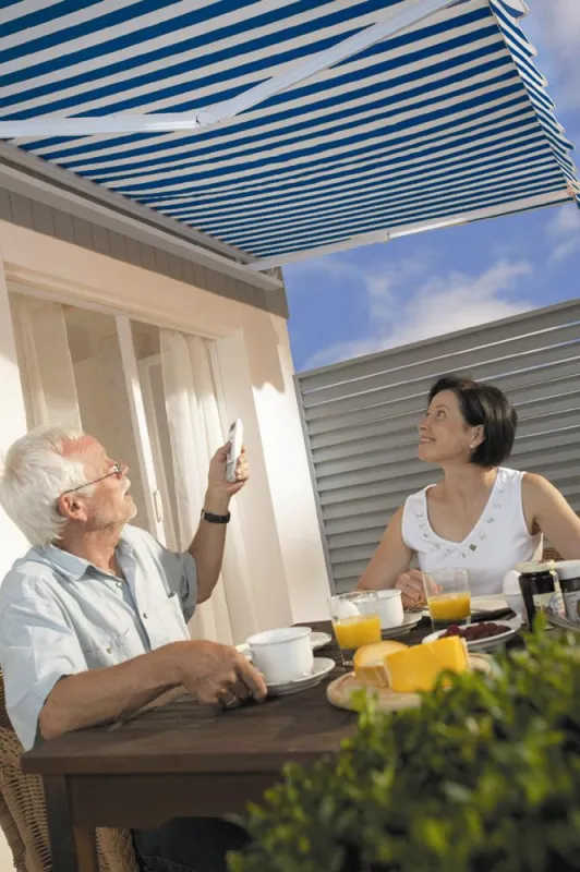 Motorisierte Markisen lassen sich kinderleicht bedienen. Per Knopfdruck fahren sie aus und spenden an sonnigen Tagen wohltuenden Schatten. Dem Kaffeekränzchen auf der Terrasse steht so nichts mehr im