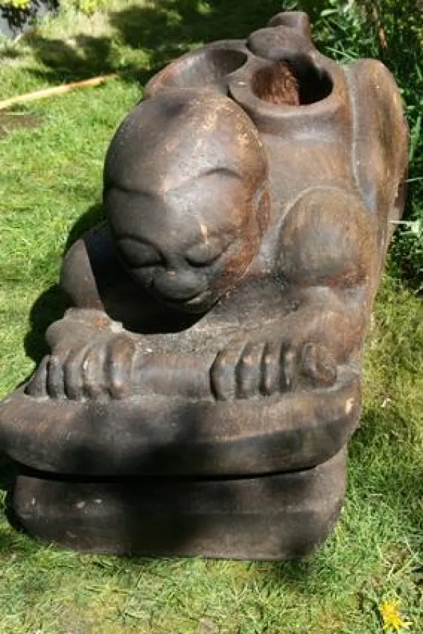 Eine Skulptur aus der Sammlung von Herbert Seinwill: Frau beim Korn malen.