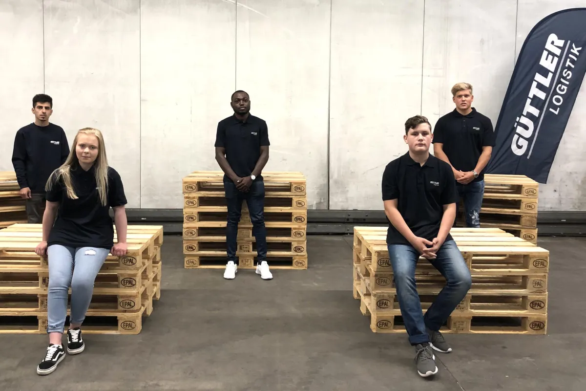 (v.l.): Rashid Nooraldeen, Sophia Dietzel, Ferrari Dave Kadja, Marcel Wunderlich und Lucas Kasper