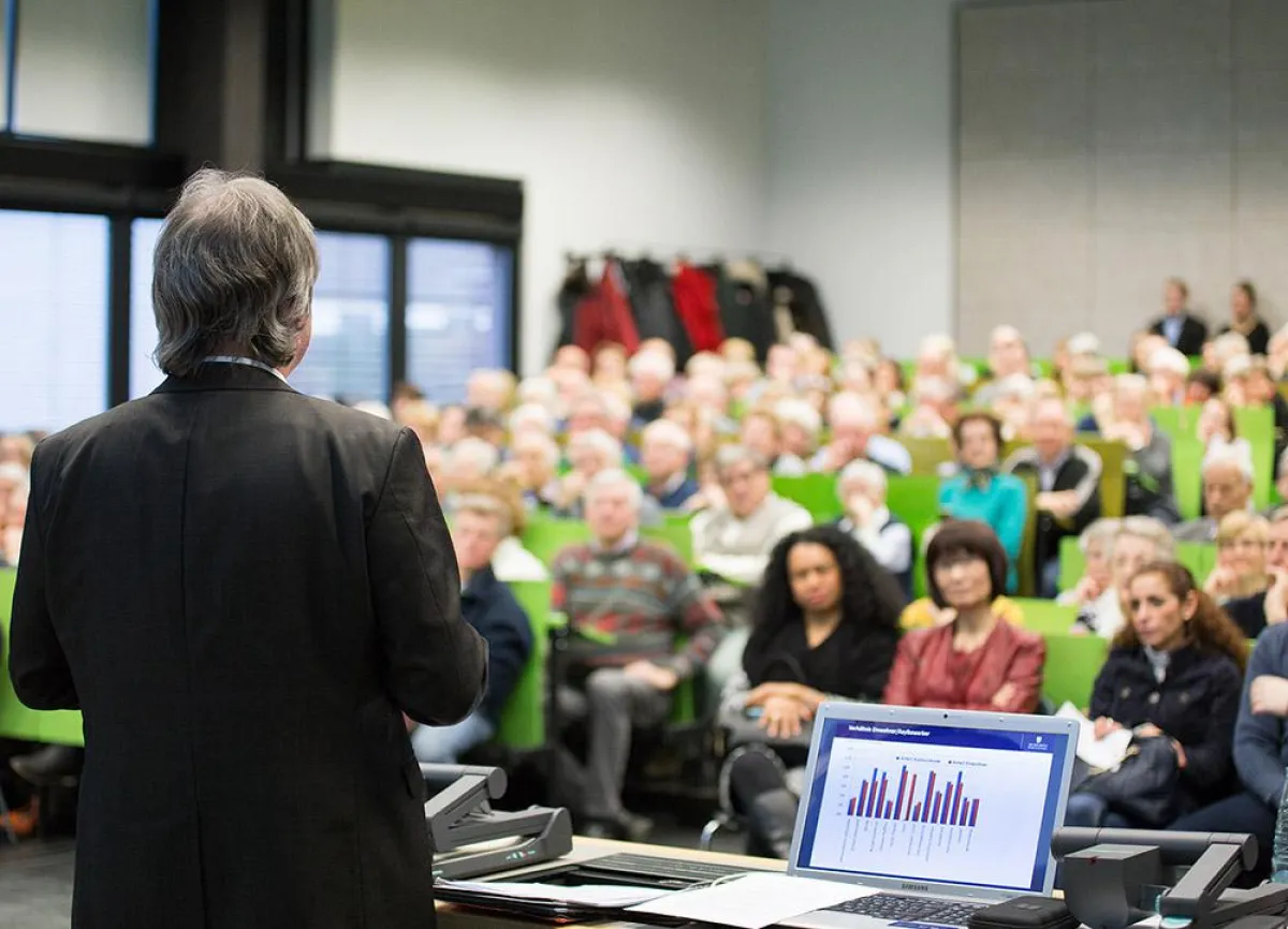 GenerationenHochschule zur Flüchtlingsintegration mit Finanzminister Jens Bullerjahn