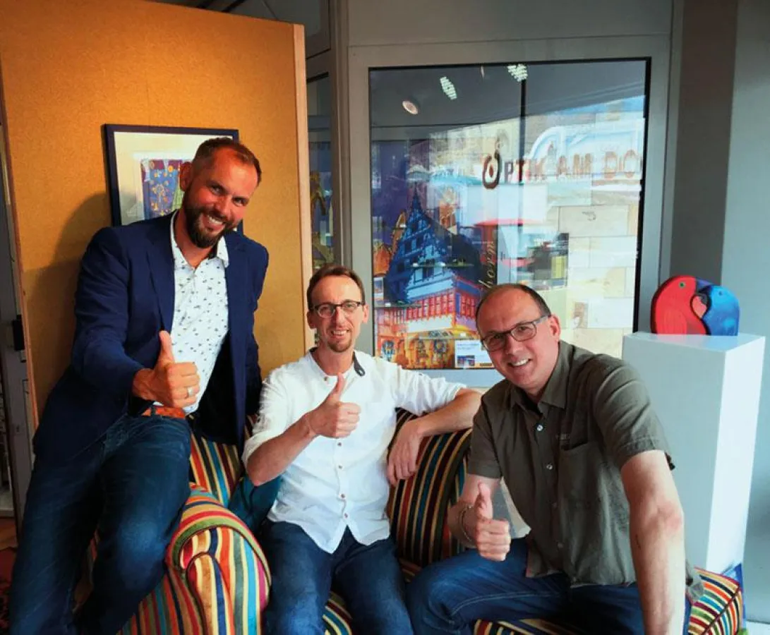 v.l. Künstler Hyazinth Pakulla, Arnd Ebbeke und Burkhard Lohren freuen sich über den Erfolg