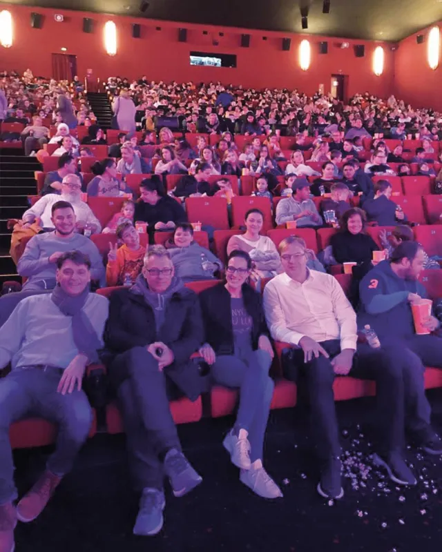 Véronique Adler und Mitglieder des MCRN warten mit den Heim- und Waisenkindern auf den Kino-Film