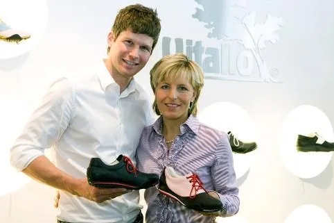 Bild: Perfekter Halt im Schwung: Maßgefertigte Golfschuhe bei Ertl/Renz erhältlich
