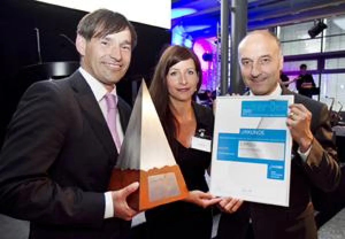 Armin Leonhardt, Doris Leonhardt und Christian Roth (von links) von MSR-Office nehmen den CyberOne Award entgegen.