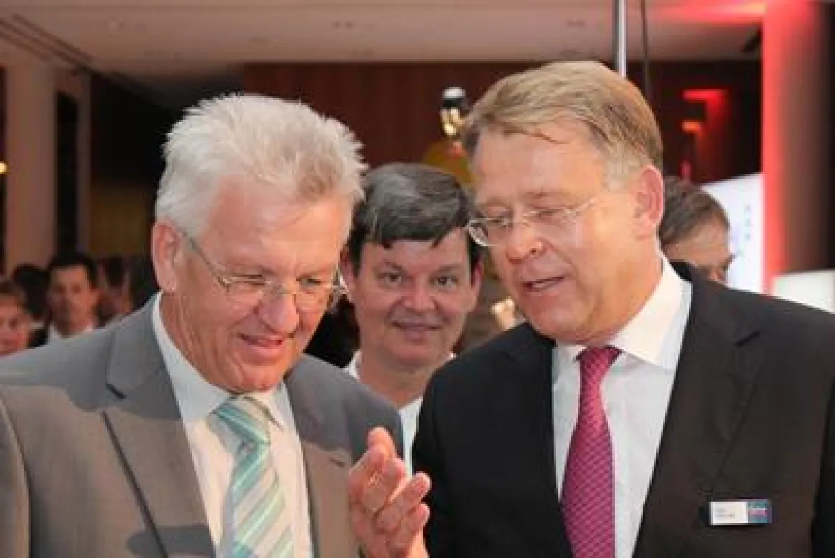 Gubor GF Claus Cersovsky kredenzt Ministerpräsidenten Winfried Kretschmann Gubor Schokolade