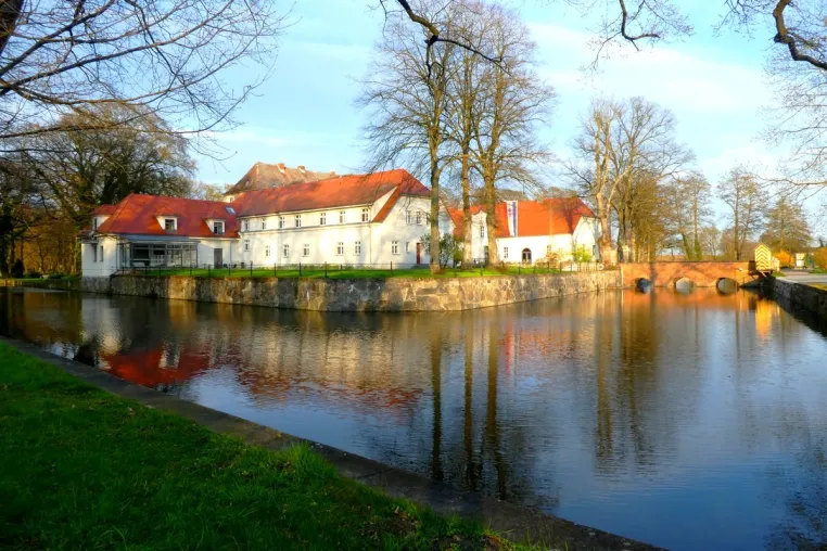 Bild: Frühlingserwachen im Wasserschloss Mellenthin: Ein unvergesslicher Urlaub auf Usedom