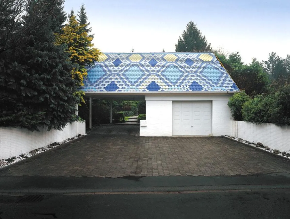 Verzierte Dächer strahlen Individualität aus und können selbst einfache Immobilien aufwerten. Foto: Creaton/Immowelt.de