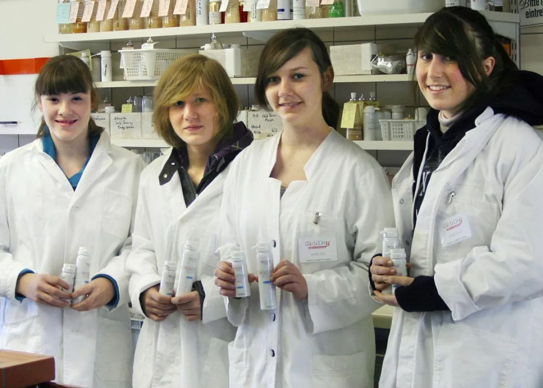 Begeisterte junge Forscherinnen beim Girls’ Day bei NEOVITA COSMETICS