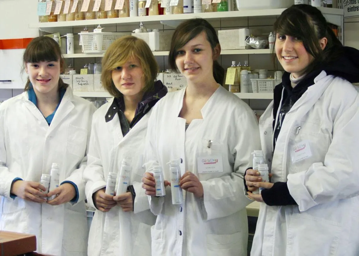 Begeisterte junge Forscherinnen beim Girls’ Day bei NEOVITA COSMETICS