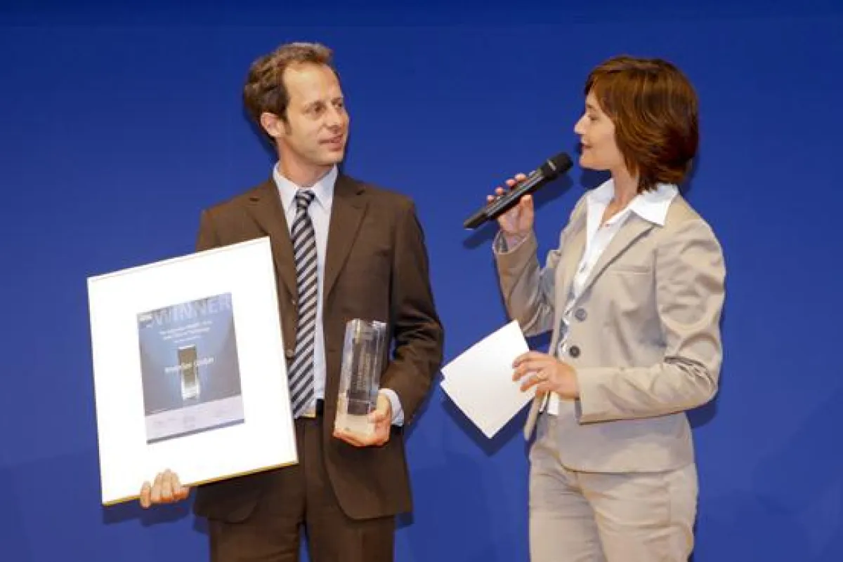 So sehen Gewinner aus: Sören Paulußen, einer der Geschäftsführer der InvenSor GmbH, nimmt den Intersolar Award 2010 entgegen.