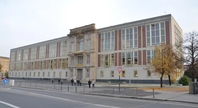 Bild: Premiere in Berlin: Vor dem ehemaligen DDR-Staatsratsgebäude findet ein Nostalgischer Weihnachtsmarkt statt