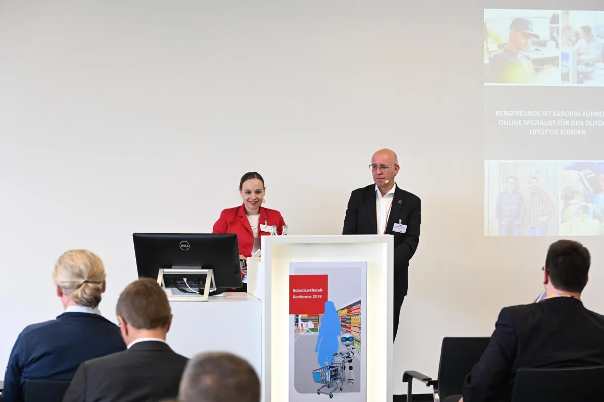 Lisa Kreissner von Bergfreunde und Peter Bimmermann von AutoStore auf der Robotics4Retail-Konferenz.