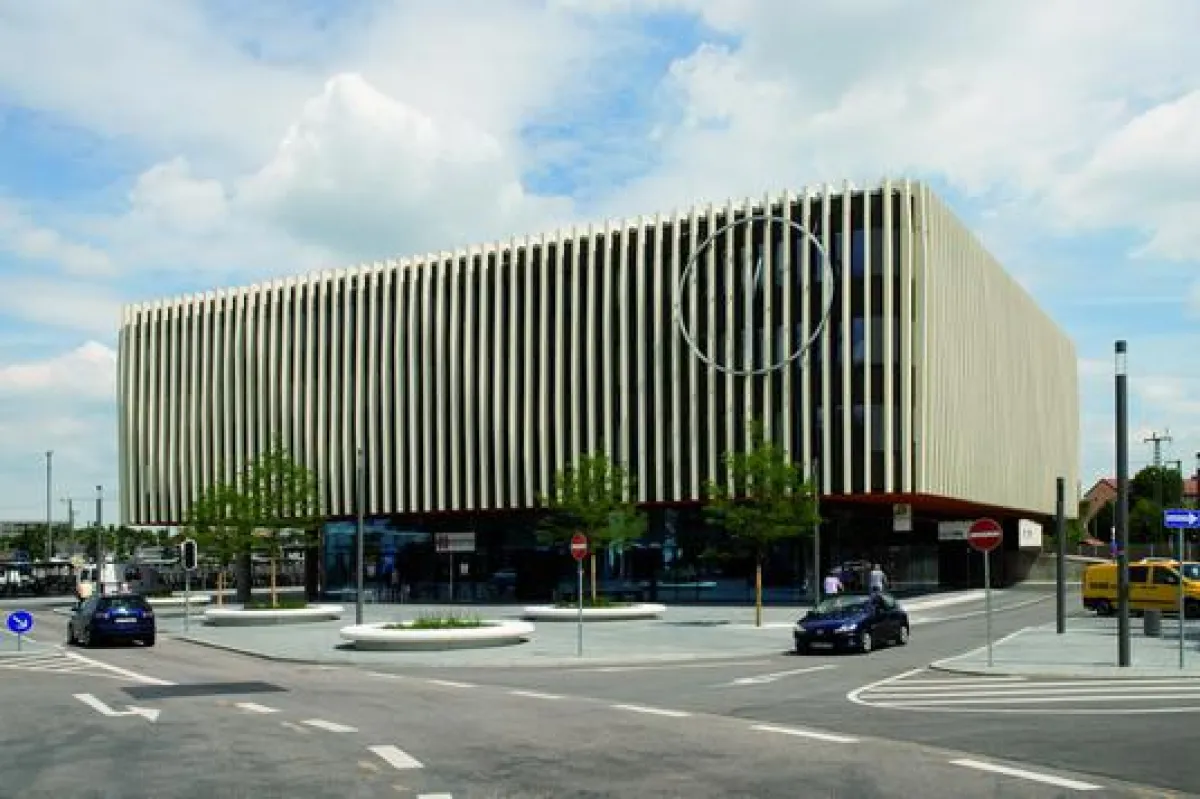 In das Gebäude des Nordbahnhofs Ingolstadt sind ein Reisezentrum, Büros und ein Parkhaus integriert.