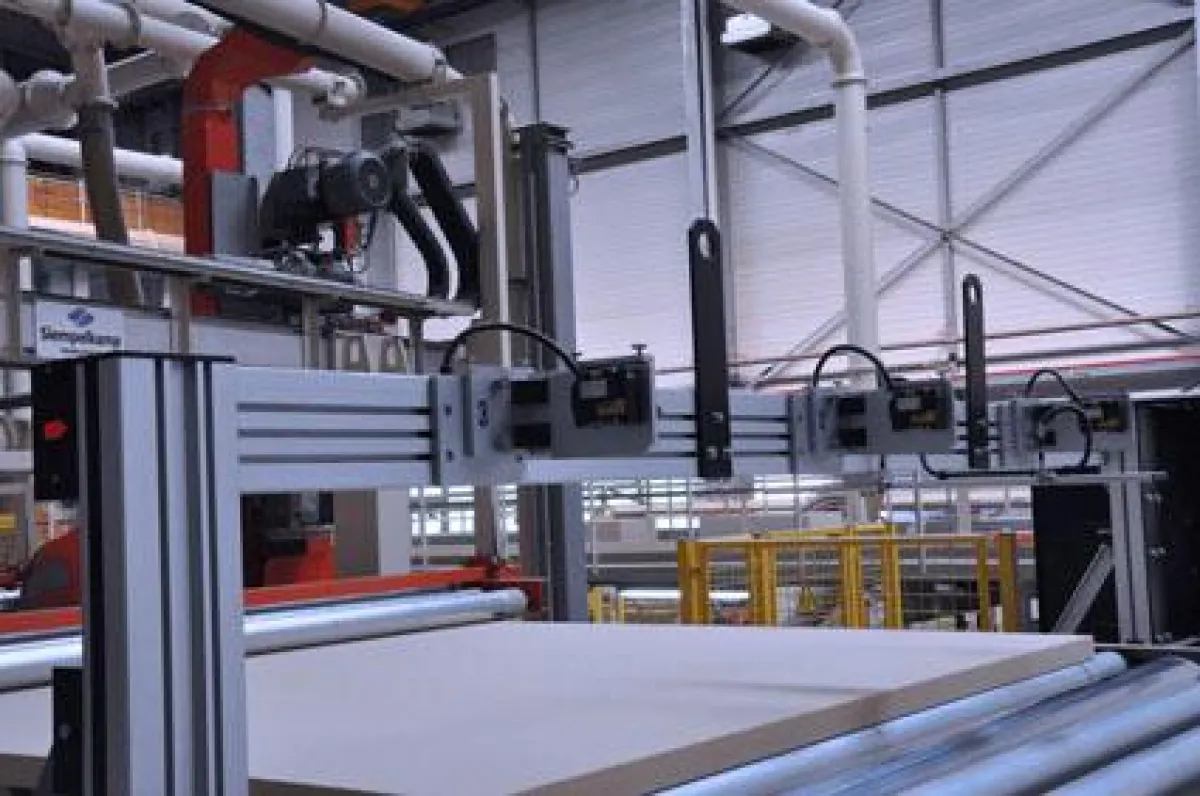Überwachte Produktion: Alle paar Meter fährt der Laser über das Dämmmaterial um die Dicken zu ermitteln.
