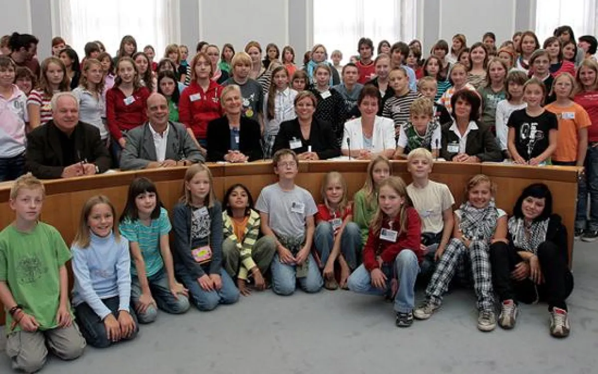 Kinder  im Gespräch mit der Politik (2. Reihe v.l.): Heinz Hermann Schnabel, Michael Hartmann, Ulla Brede-Hoffmann, Nicole Morsblech, Ute Granold, Vera Reiss