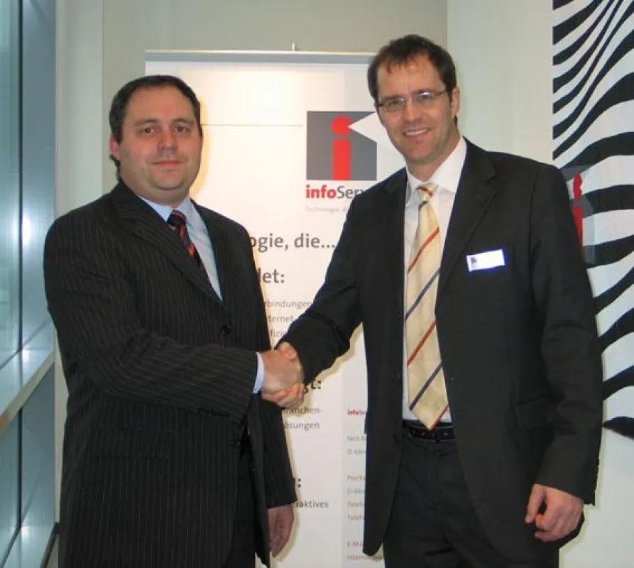 Dr. Werner Stein, Geschäftsführer infoServe (re.) und Marc Skupin, Geschäftsführer TUXGUARD Technology (li.)