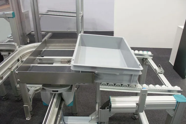 Bild: Automatisierte Lageranbindung mit Montrac