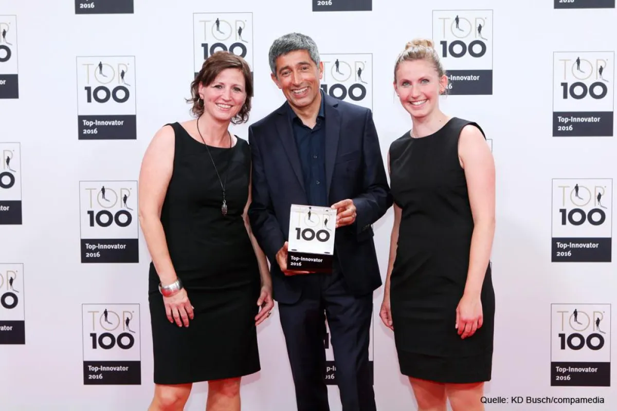 Ranga Yogeshwar gratulierte den beiden Firmenvertreterinnen und übergab den Award