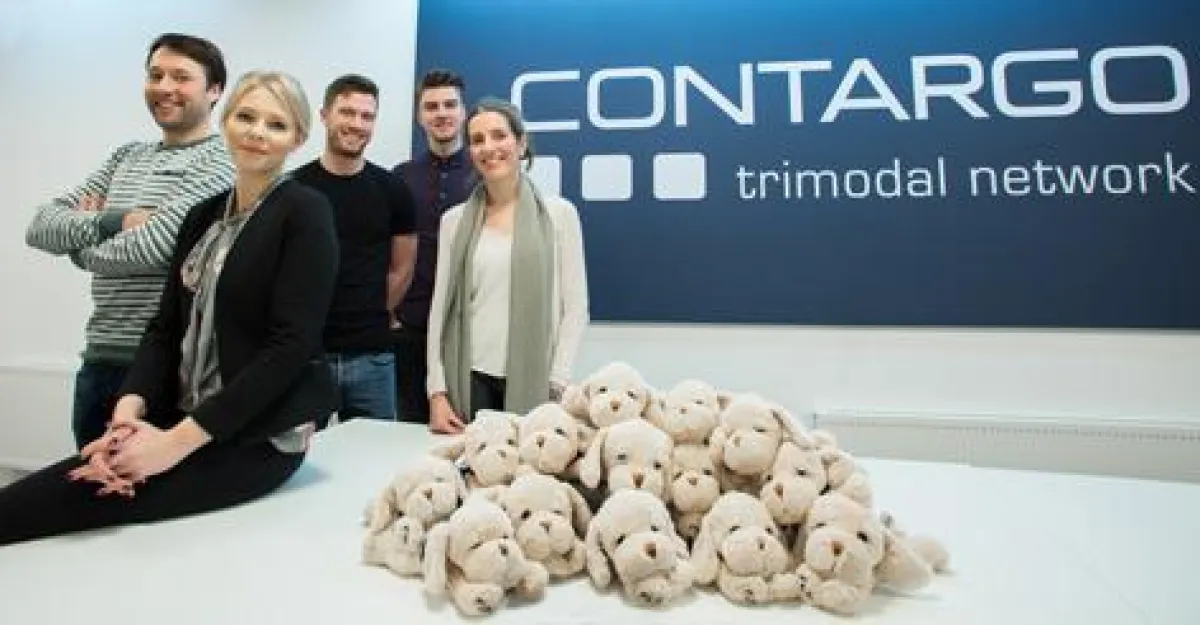 Mitarbeiter von Contargo Waterway Logistics in Zwijndrecht mit Plüschhunden der Aktion Hulphond (Que