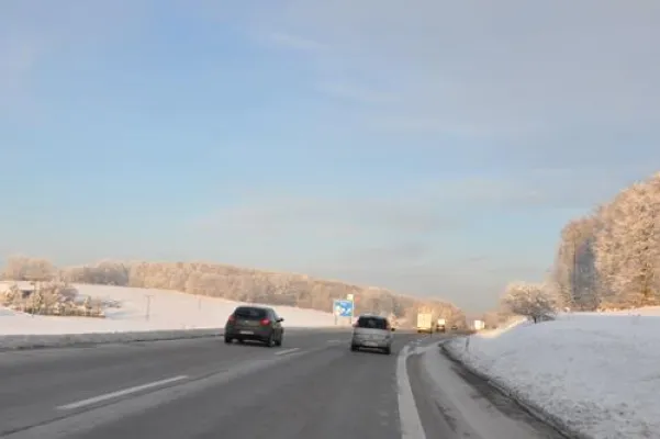 Bild: Wintersportler unterwegs – dichter Verkehr auf Zufahrtsstraßen
