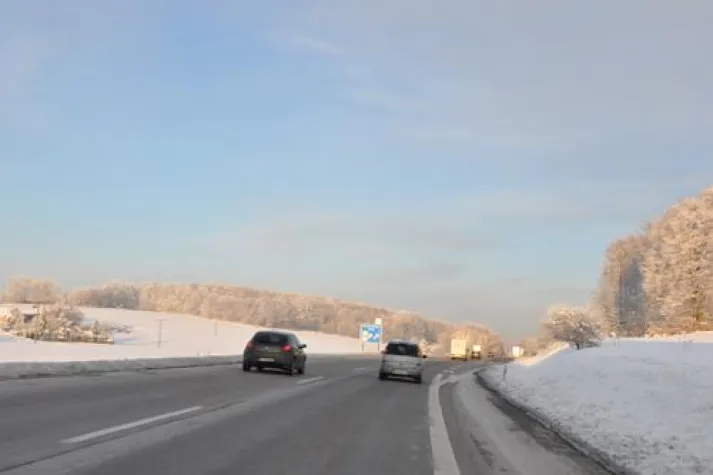 Bild: Wintersportler unterwegs – dichter Verkehr auf Zufahrtsstraßen