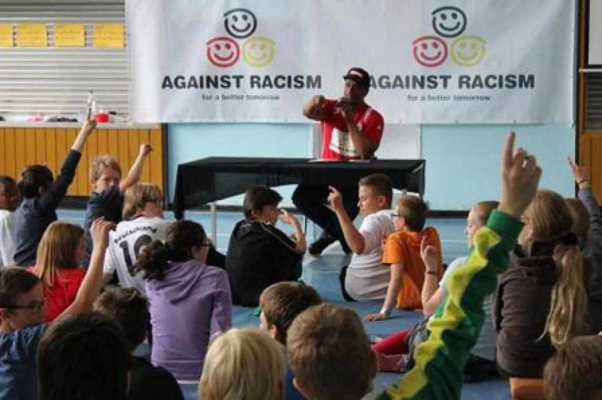 Musiker „2schneidig“ gestaltet Antirassismusprojekte an Schulen