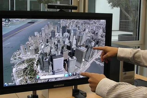 Bild: Evoluce schafft den Durchbruch: Windows 7 erstmals via Kinect mit Gesten steuerbar – bequem vom Sessel aus.