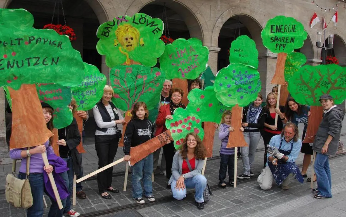 Jugendliche überbringen Klimadeklaration an Neusser Bürgermeisterin