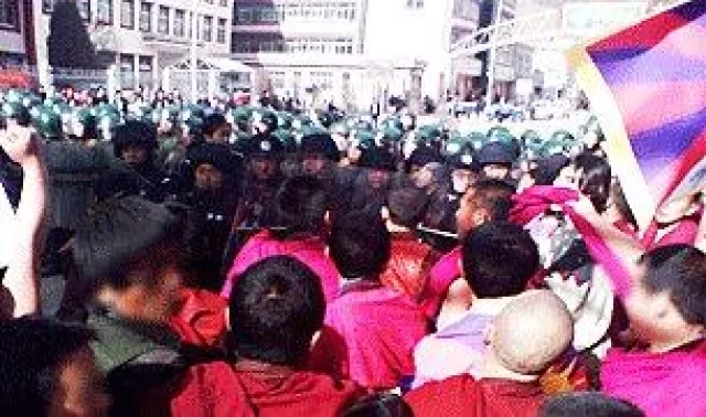 Bild: Chinesische Polizei schießt auf tibetischen Mönch, der sich in Brand setzte - gespannte Lage im Bezirk Ngaba