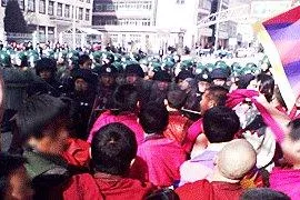Chinesische Polizei schießt auf tibetischen Mönch, der sich in Brand setzte - gespannte Lage im Bezirk Ngaba Bild: Chinesische Polizei schießt auf tibetischen Mönch, der sich in Brand setzte - gespannte Lage im Bezirk Ngaba