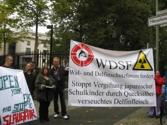 Bild: Delfinschützer des WDSF nach Delfinmord-Protest in japanischer Botschaft