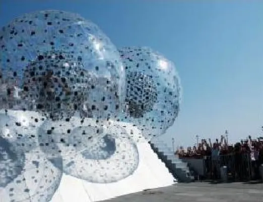 Mit dem Ultraball auf Welttournee - Jochen Schweizer Events GmbH mit spektakulärer Roadshow unterwegs Bild: Mit dem Ultraball auf Welttournee - Jochen Schweizer Events GmbH mit spektakulärer Roadshow unterwegs