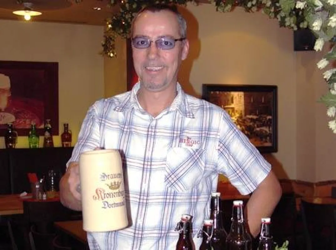 Betriebsleiter WENKERS Jörg Kemper mit historischen Bierkrug