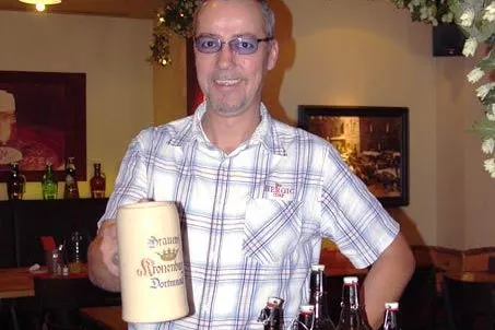 Bild: Wenkers stellt historische Bierkrugsammlung vor