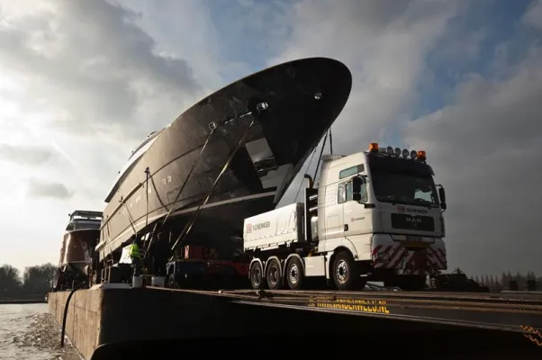 Bild: DB Schenker befördert erste Großyachten zur „boot 2010“