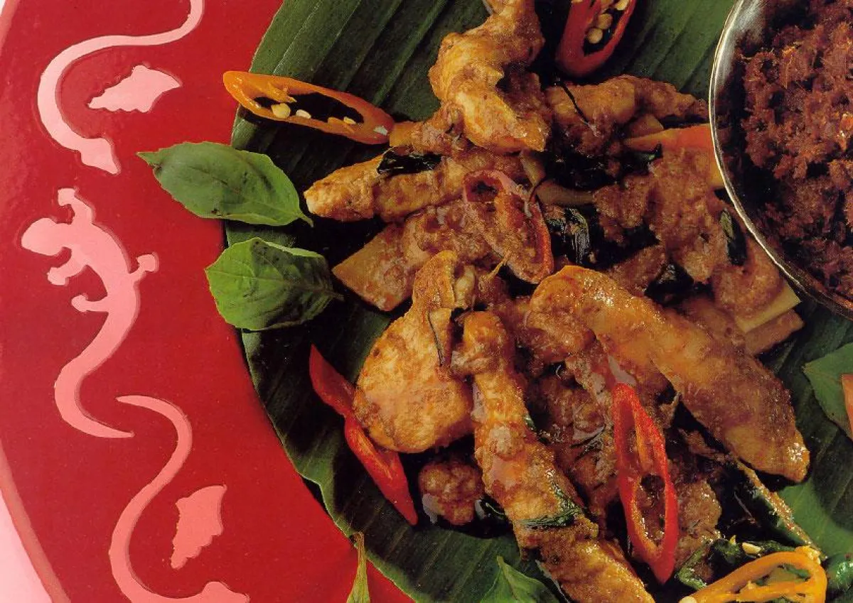 Rotes Sukhothai-Curry mit Poulet