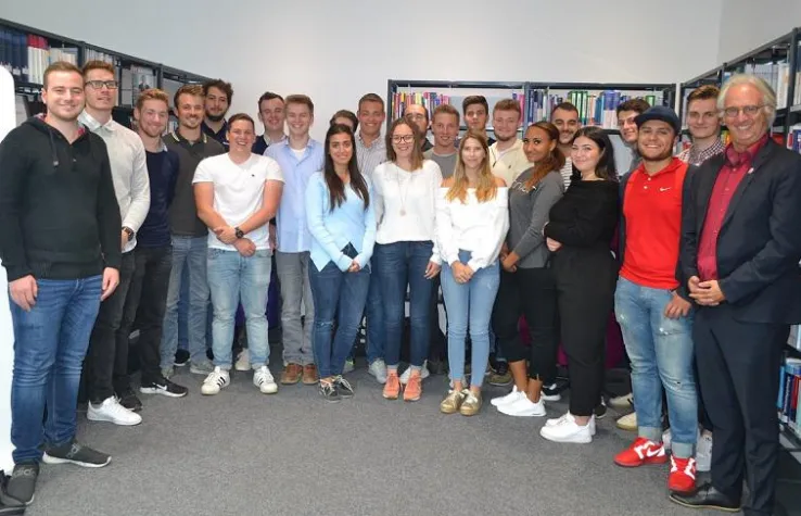 Bild: HdWM: Präsident Prof. Michael Nagy begrüßt 120 Erstsemester in sieben Studiengängen