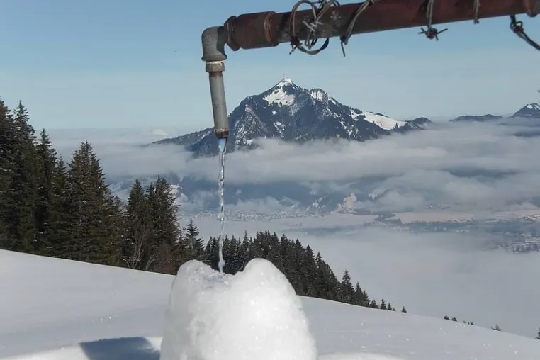 Bild: Winterfreuden für Groß und Klein: Schneeballen, Skifahren, Rodeln....