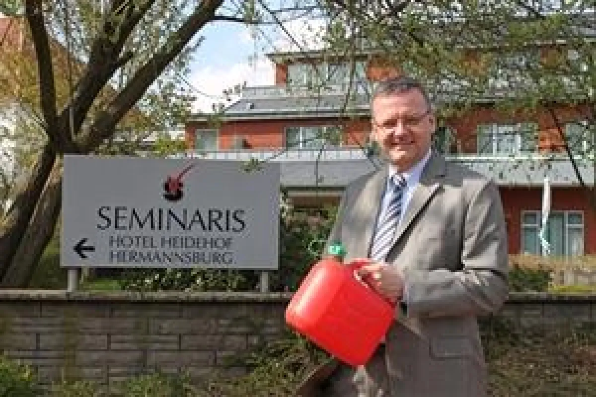 Direktor Erwin Wilkowski bietet Sommer-Urlaubern im Seminaris Hermannsburg eine Pendlerpauschale an.