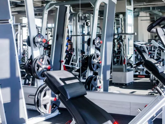 Bild: Fitnessgeräte wie Laufband oder Crosstrainer regelmäßig prüfen