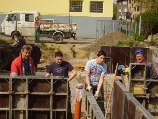 Bild: Hausbau als Unterrichtsfach - Schüler arbeiten an ihrer eigenen beruflichen Zukunft